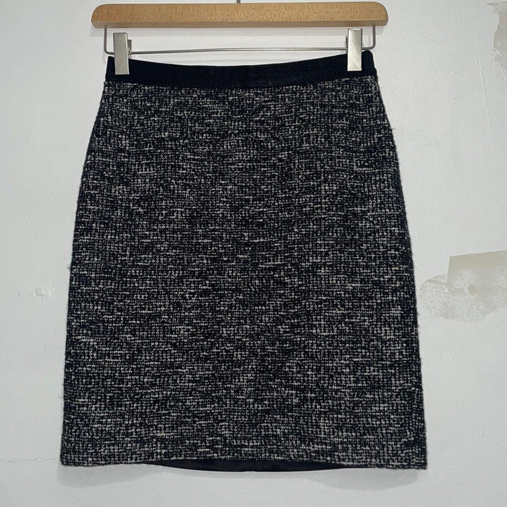 Size 0P Women’s Ann Taylor Black and White Skirt